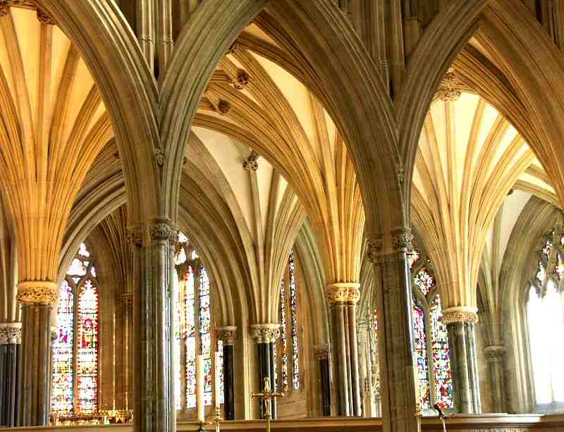 Wells_cathedral_interior_101